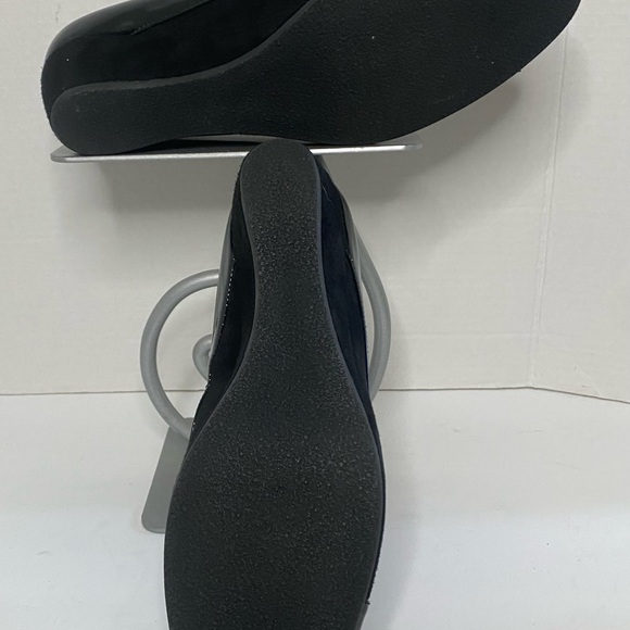 Italian designer wedge black suede with Patent detail and elastic in the front - Picture 5 of 6
